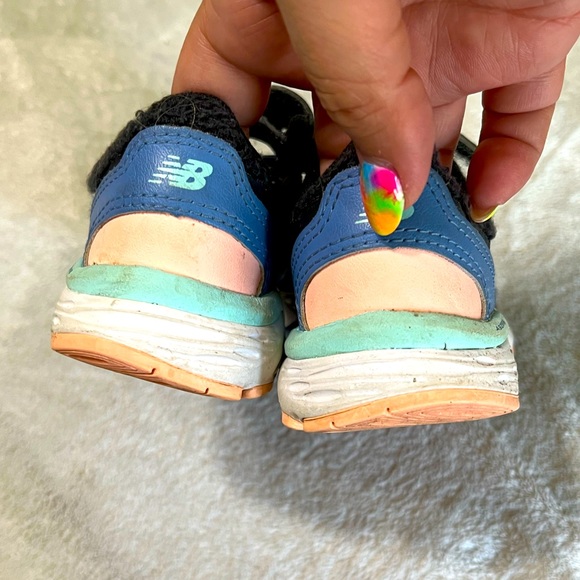 Little girls New Balance shoes, Velcro - Picture 5 of 7
